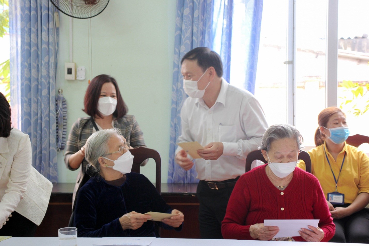 Đồng chí Nguyễn Đức Huy tặng quà cho người có công tại Trung tâm Điều dưỡng người có công tỉnh