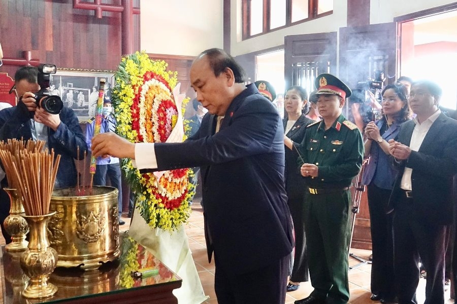 Chủ tịch nước Nguyễn Xuân Phúc dâng hương tưởng nhớ cố Thủ tướng Phạm Văn Đồng
