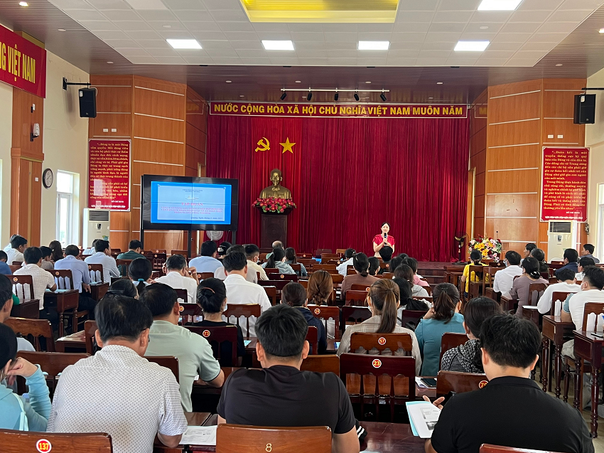 Bà Nguyễn Thúy Khanh – Phó trưởng phòng – Phòng Kỹ thuật an toàn – Môi trường – Sở Công Thương báo cáo tại lớp tập huấn