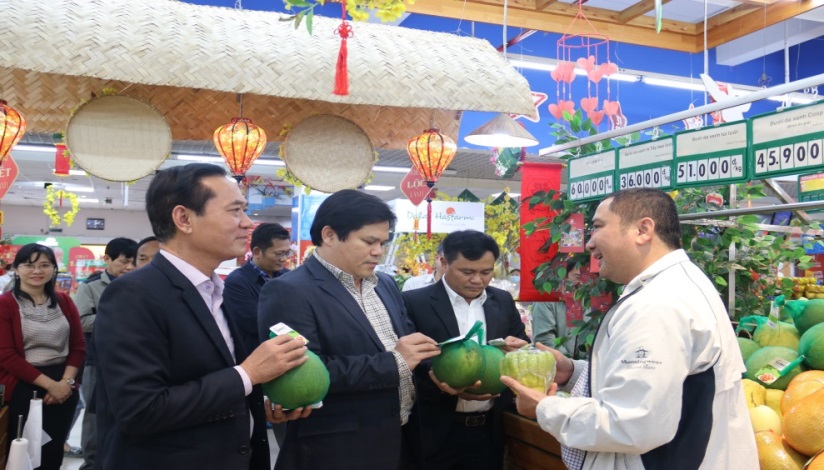 Ông Trần Phước Hiền – Phó Chủ tịch UBND tỉnh Quảng Ngãi (Người đứng thứ 2 từ trái qua) đi kiểm tra khảo sát tình hình cung ứng hàng hóa tại các Siêu thị