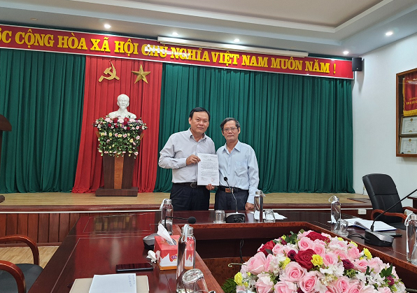 Đồng chí Nguyễn Xuân Nam Phó Bí thư Đảng ủy Khối trao Quyết định cho đồng chí Nguyễn Đức Huy