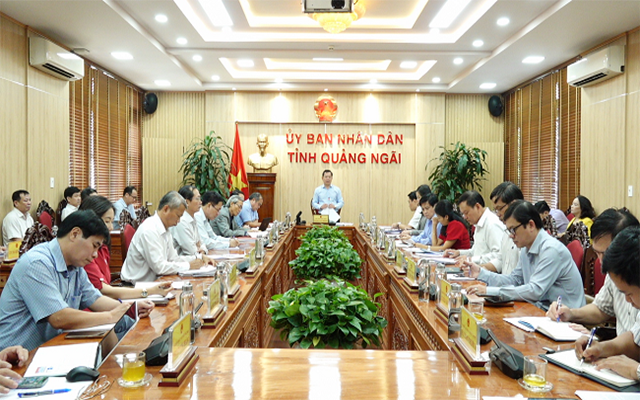 Chủ tịch UBND tỉnh Đặng Văn Minh chủ trì, chỉ đạo cuộc họp. Ảnh: Báo Quảng Ngãi