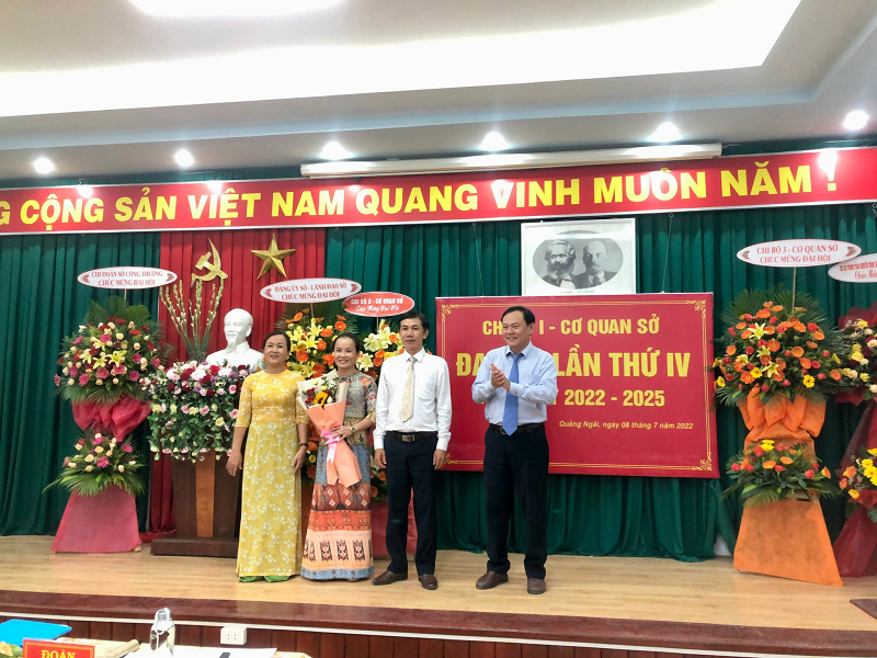 Đ/c Nguyễn Đức Huy – Bí thư Đảng ủy tặng hoa chúc mừng cấp ủy khóa mới