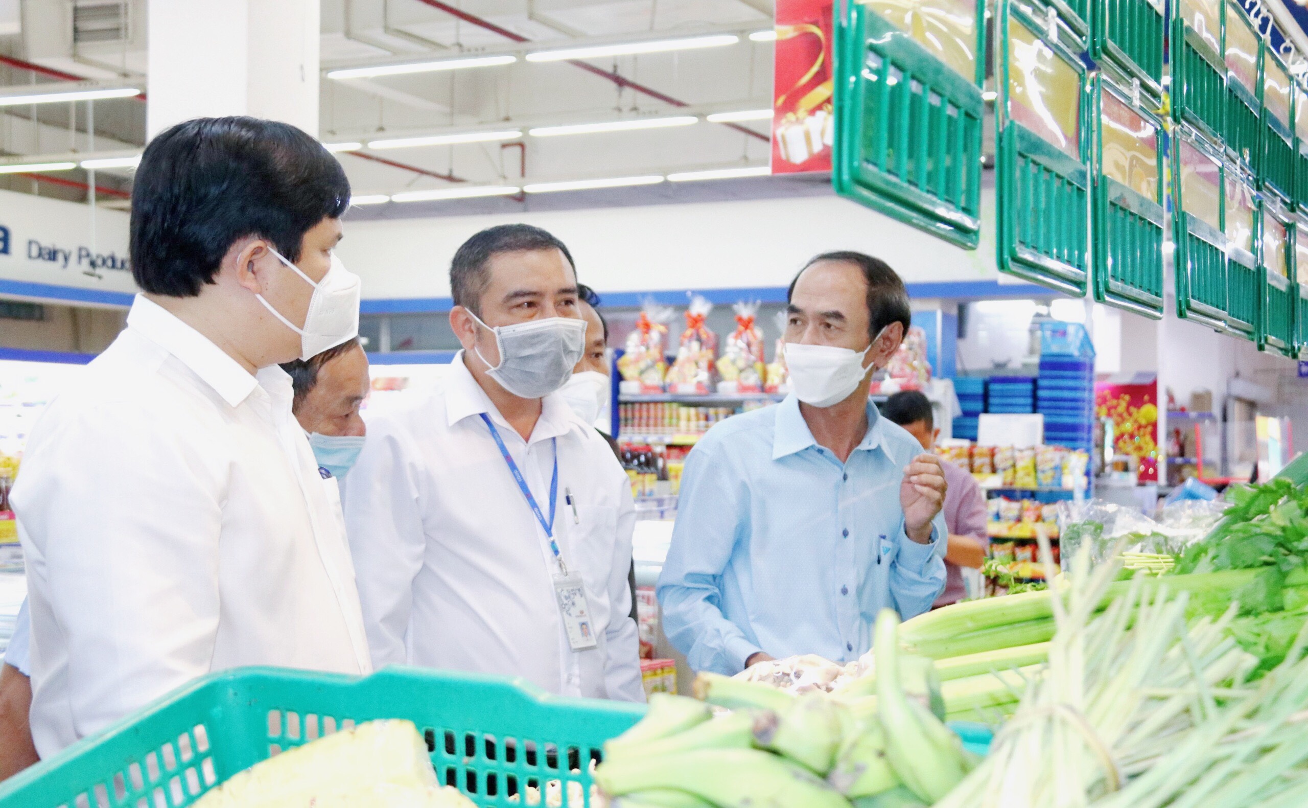Hình 1. Đoàn kiểm tra làm việc tại Siêu thị Coopmart Quảng Ngãi