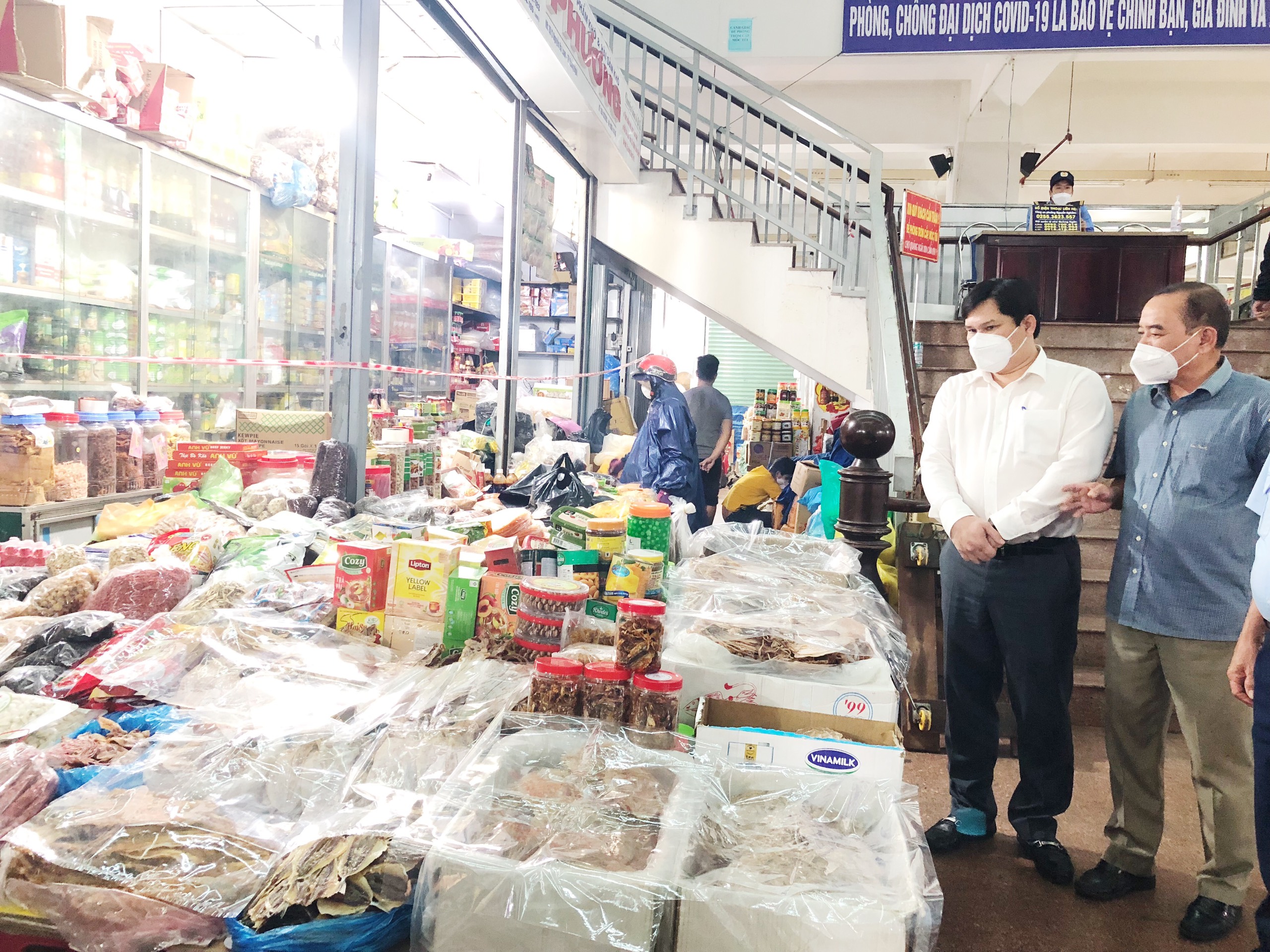 Hình 2. Ông Trần Phước Hiền - Phó Chủ tịch UBND tỉnh kiểm tra hàng hóa tại chợ Quảng Ngãi