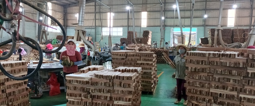 Hình ảnh sản xuất tại Nhà máy chế biến gỗ thành phẩm của Công ty TNHH TM-SX&DV Tân Thành Phú tại CCN Bình Nguyên, huyện Bình Sơn