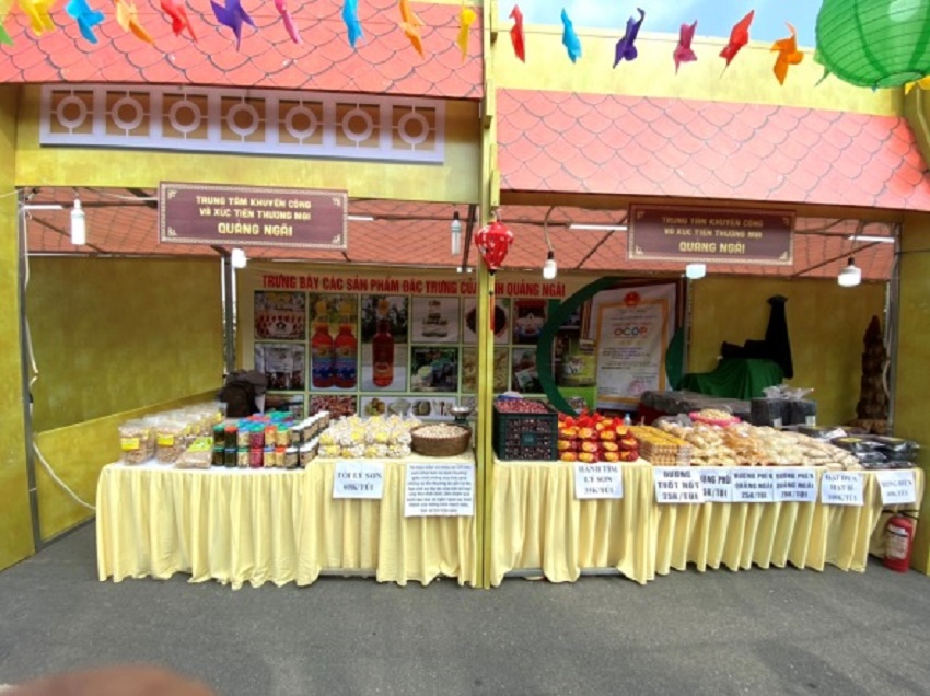 Hình ảnh gian hàng trưng bày sản phẩm của tỉnh Quảng Ngãi tại các Hội chợ triển lãm kết nối với các doanh nghiệp xuất khẩu tại các tỉnh