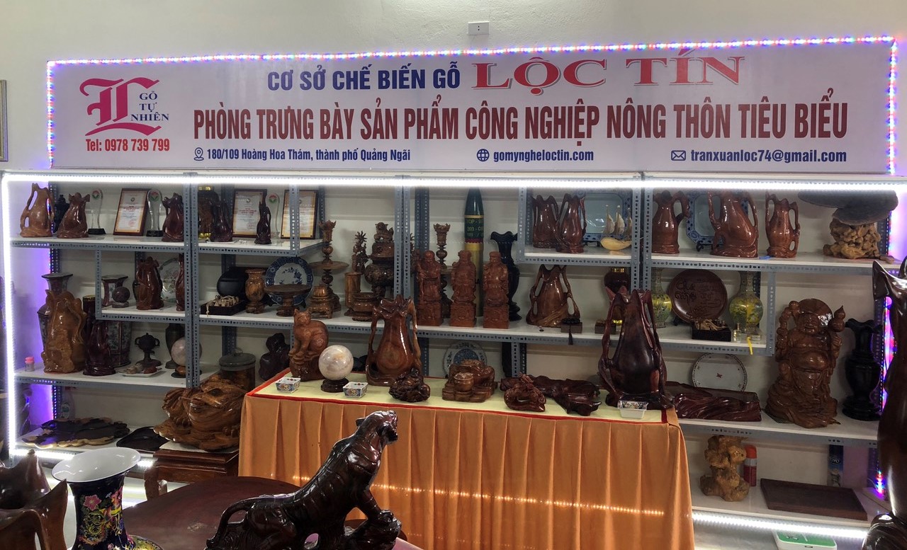 Phòng trưng bày sản phẩm CNNT tiêu biểu của Cơ sở chế biến gỗ Lộc Tín