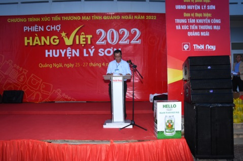 Ông Huỳnh Văn Trung – Phó Giám đốc Trung tâm Khuyến công và Xúc tiến thương mại phát biểu trong Lễ khai mạc phiên chợ hàng Việt về huyện Lý Sơn, tỉnh Quảng Ngãi  năm 2022