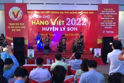Tiết mục văn nghệ trong Lễ khai mạc phiên chợ hàng Việt về huyện Lý Sơn, tỉnh Quảng Ngãi năm 2022 do huyện Ba Tơ biểu diễn