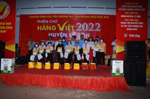 Trao tặng quà cho học sinh khó khăn và quan cảnh khách tham quan, mua sắm tại phiên chợ hàng Việt về huyện Lý Sơn, tỉnh Quảng Ngãi năm 2022