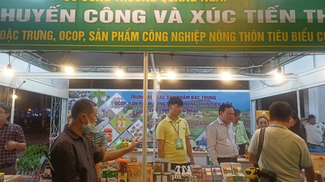 Ông Nguyễn Đức Huy – Phó Giám đốc Sở Công Thương đang tham quan gian hàng của tỉnh