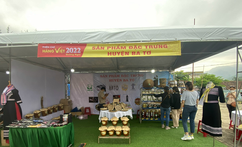 Gian hàng sản phẩm đặc trưng của huyện Ba Tơ và quan cảnh sôi động tại phiên chợ