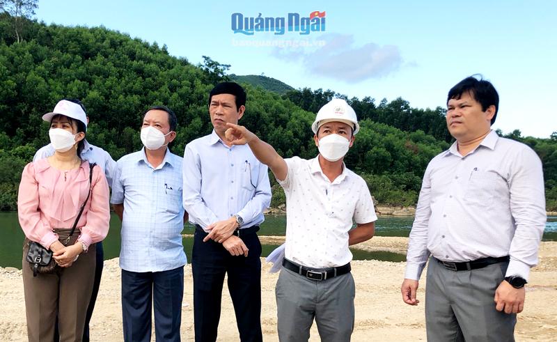 Phó Chủ tịch UBND tỉnh Trần Phước Hiền (thứ nhất bên phải) kiểm tra tình hình khắc phục sạt lở bờ sông Liên, đoạn qua xã Ba Động (Ba Tơ).
