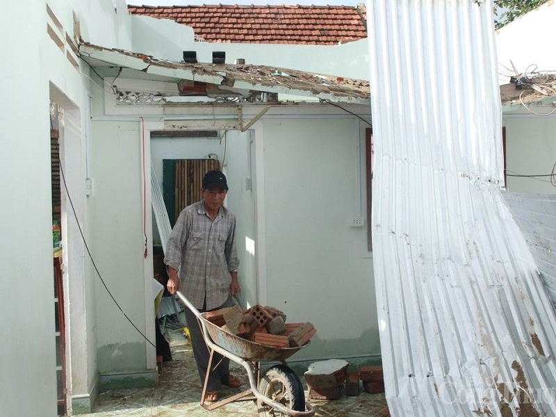 Nhà của ông Trần Văn Đô (Tư nghĩa, Quảng Ngãi) bị sập hoàn toàn do bão số 9