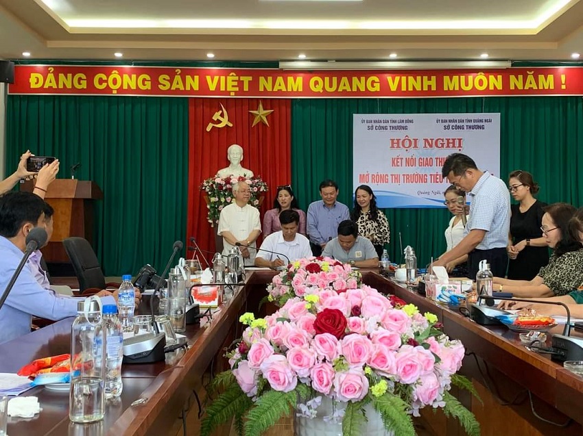 Một số hình ảnh doanh nghiệp tỉnh Quảng Ngãi và tỉnh Lâm Đồng ký kết hợp tác giao thương