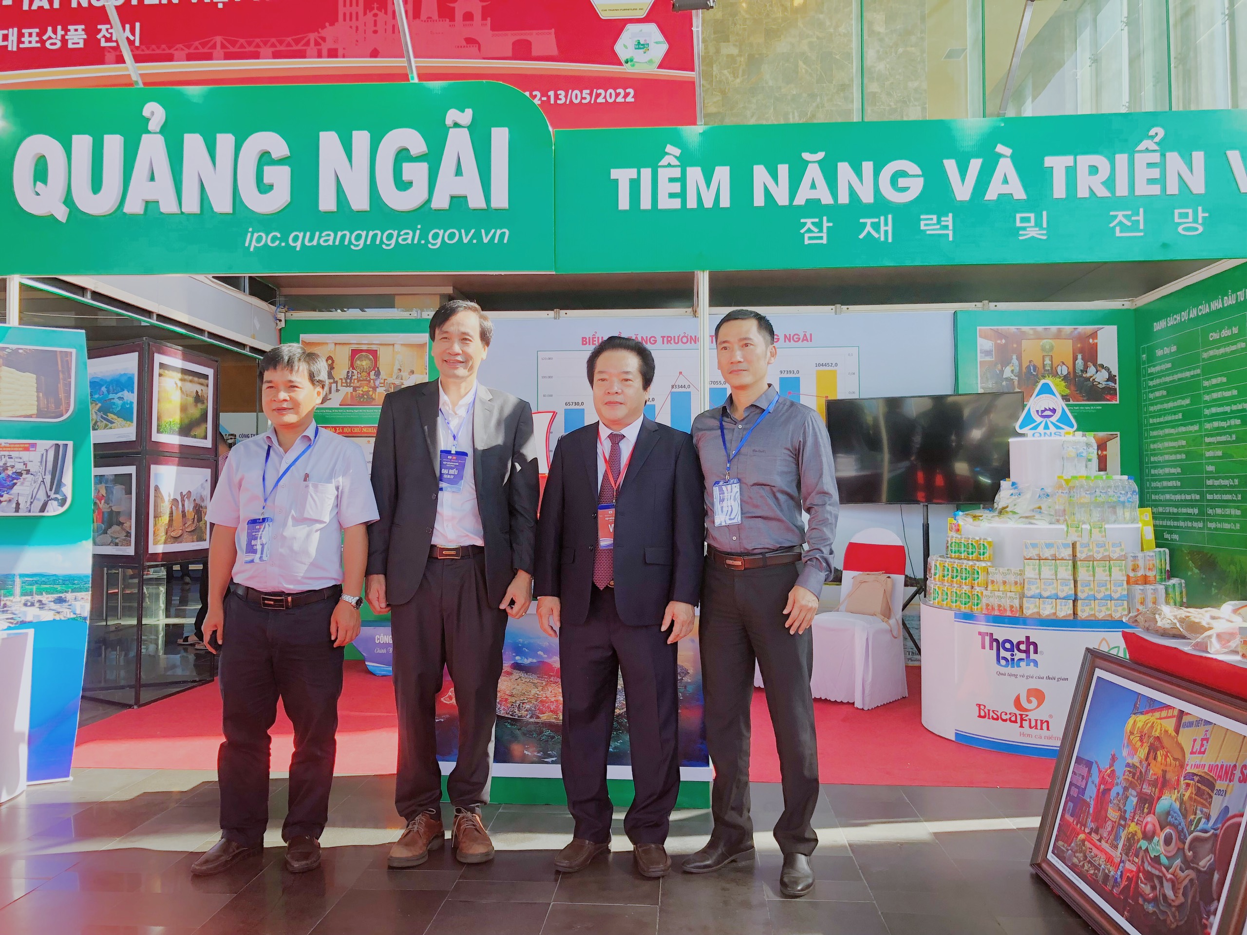 Đồng chí Võ Phiên – Phó Chủ tịch UBND tỉnh (thứ hai từ phải sang) tham quan gian hàng