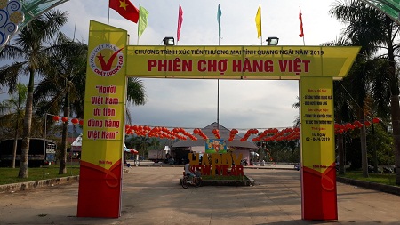 Tổ chức thành công phiên chợ hàng Việt về huyện Minh Long năm 2019