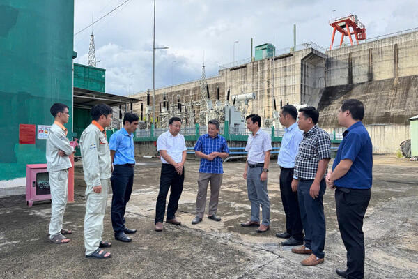 Giám đốc Sở Công Thương Nguyễn Thanh Mân kiểm tra công tác thực hiện khắc phục sự cố công trình thủy điện Đăk Mi 1 và làm việc với Công ty Cổ phần thủy điện Đăk Bla