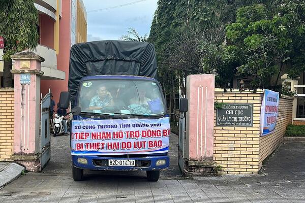 Quảng Ngãi: 'Chuyến xe nghĩa tình' tiếp tế cho người dân vùng cô lập