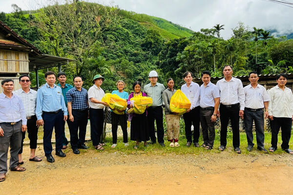 Sở Công Thương tỉnh Quảng Ngãi tổ chức đưa hàng cứu trợ, chia sẻ với các hộ dân bị thiệt hại do thiên tai.