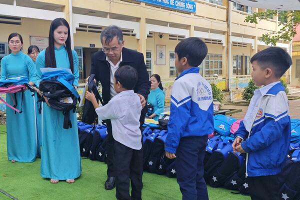 Ấm áp lễ khai giảng ở Dục Nông: Sở Công Thương Quảng Ngãi đồng hành cùng học sinh vượt khó