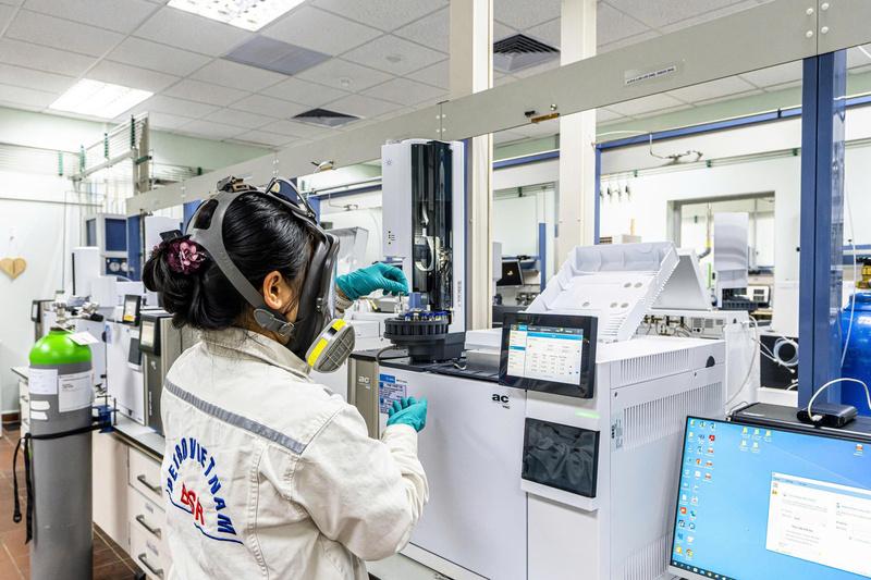 Tỉnh Quảng Ngãi xác định nhiệm vụ trọng tâm là rà soát và chuẩn bị đầy đủ điều kiện về cơ sở vật chất kỹ thuật để thực hiện tồn chứa và kinh doanh xăng sinh học E10. Ảnh: Nguyễn Dương