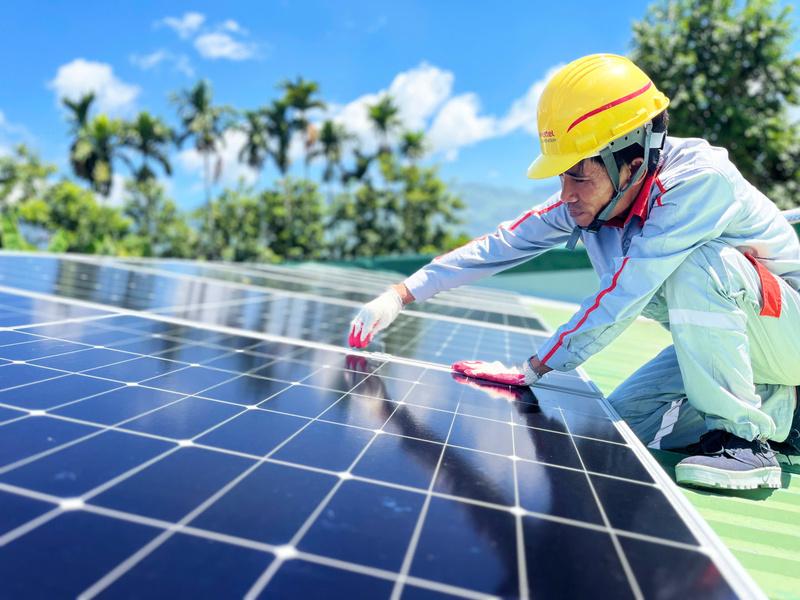 Đến hết quý I/2026, trên địa bàn tỉnh có 3.123 khách hàng lắp đặt điện mặt trời mái nhà với tổng công suất 366,113 MWp. Trong đó, có 2.756 khách hàng với tổng công suất 323,861 MWp được áp dụng giá FIT khi bán điện dư cho ngành điện. Ảnh: Tuệ Lâm