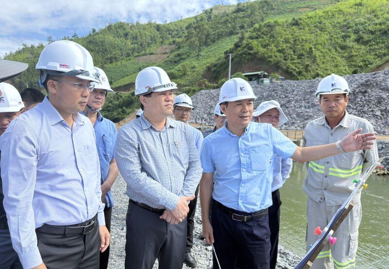 Ông Trần Phước Hiền, Phó Chủ tịch UBND tỉnh Quảng Ngãi và ông Nguyễn Thanh Mân, Giám đốc Sở Công Thương (ngoài cùng bên trái) kiểm tra các công trình, dự án năng lượng trên địa bàn. Ảnh: Tuệ Lâm