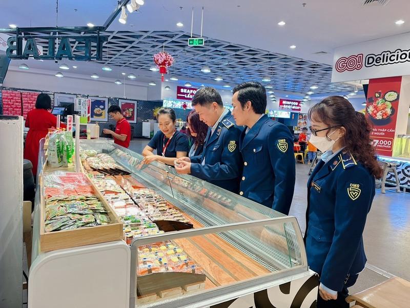 Lực lượng quản lý thị trường được giao tăng cường kiểm tra, kiểm soát diễn biến thị trường nhằm bảo vệ quyền lợi người tiêu dùng, giữ ổn định thị trường và ngăn chặn hàng giả, hàng xâm phạm quyền sở hữu trí tuệ. Ảnh: Nguyễn Dương