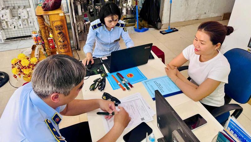 Hiện nay, các đối tượng lợi dụng môi trường số để kinh doanh hàng giả, hàng nhái, hàng xâm phạm quyền sở hữu trí tuệ dưới nhiều hình thức tinh vi. Ảnh: Tuệ Lâm