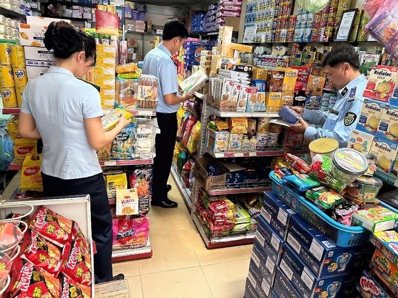 Tình trạng hàng giả, hàng nhái, hàng xâm phạm quyền sở hữu trí tuệ vẫn còn diễn biến phức tạp. Ảnh: Tuệ Lâm