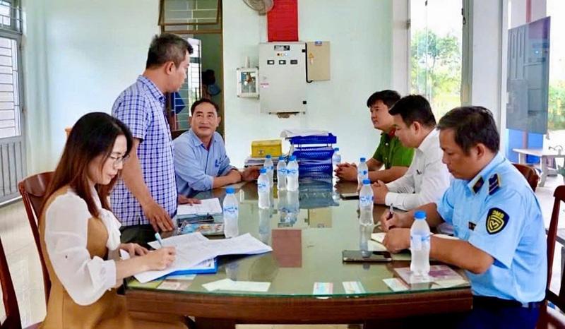 Sở Công Thương Quảng Ngãi cũng thường xuyên tổ chức hoặc cử công chức tham gia các khóa đào tạo, tập huấn nhằm nâng cao trình độ chuyên môn, nghiệp vụ. Cập nhật các phương thức, thủ đoạn mới của hoạt động buôn lậu, gian lận thương mại và hàng giả để nâng cao năng lực xử lý tình huống. Ảnh: Tuệ Lâm