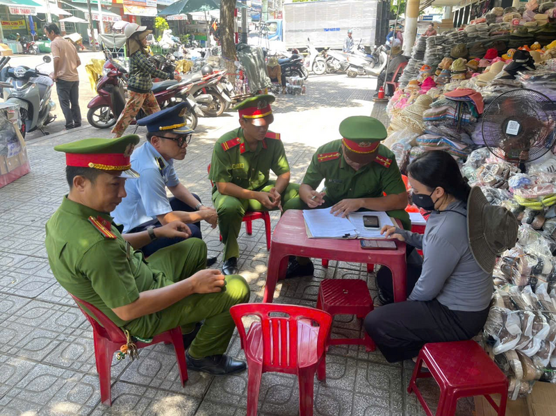 Hoạt động quản lý không chỉ dừng ở phát hiện, xử lý sai phạm mà hướng đến đồng hành, giúp doanh nghiệp và hộ kinh doanh hiểu đúng quy định, chủ động phòng ngừa vi phạm. Ảnh: Tuệ Lâm
