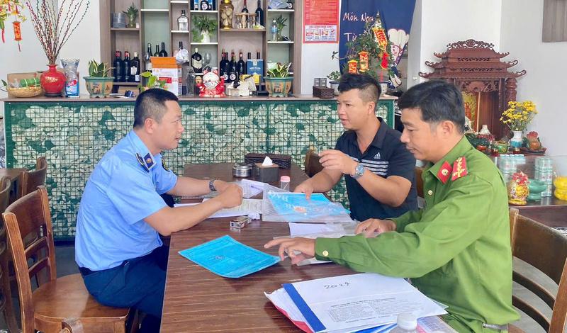Trong quá trình kiểm tra, lực lượng chức năng được yêu cầu kết hợp hướng dẫn tổ chức, cá nhân kinh doanh chấp hành quy định. Ảnh: Tuệ Lâm