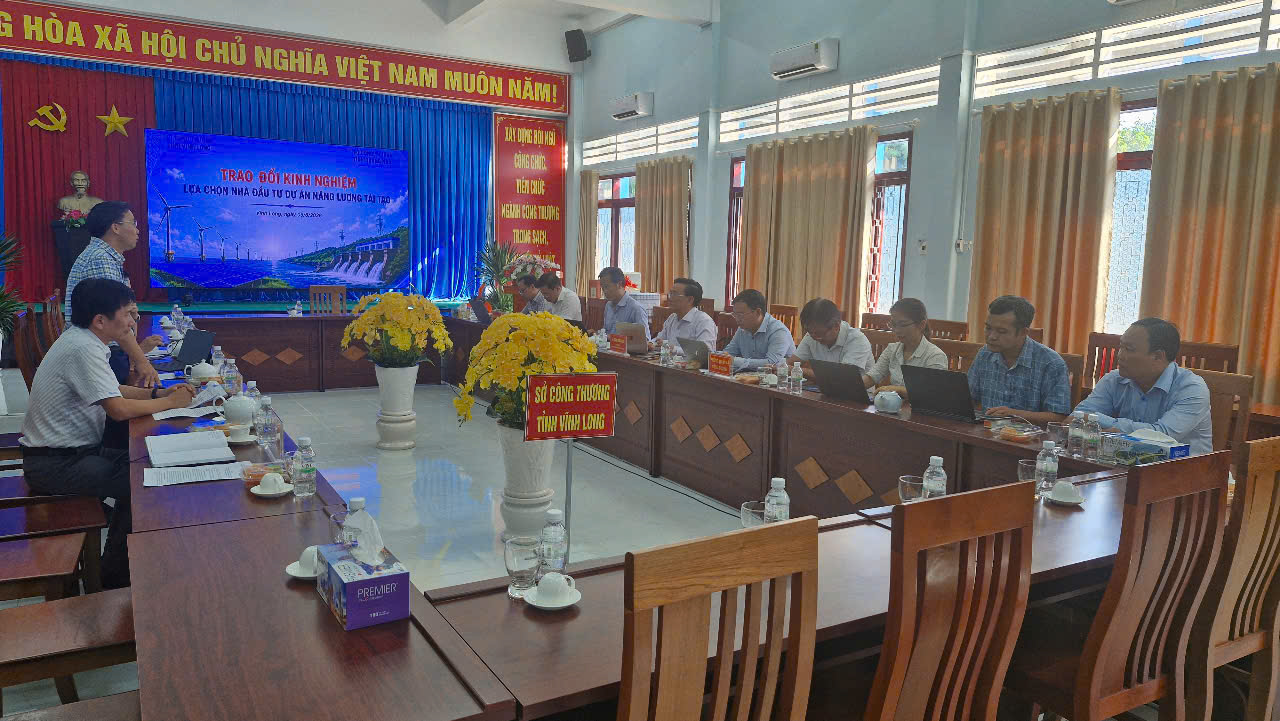 Quang cảnh buổi làm việc, trao đổi kinh nghiệm giữa Sở Công Thương tỉnh Quảng Ngãi và Sở Công Thương tỉnh Vĩnh Long về công tác lựa chọn nhà đầu tư các dự án năng lượng