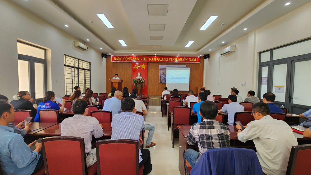 Ông Dương Tuấn Anh - Trưởng phòng  KTATMT - Sở Công Thương trình bày một số nội dung định hướng của tỉnh Quảnh Quảng Ngãi về lĩnh vực sản xuất và tiêu dùng bền vững